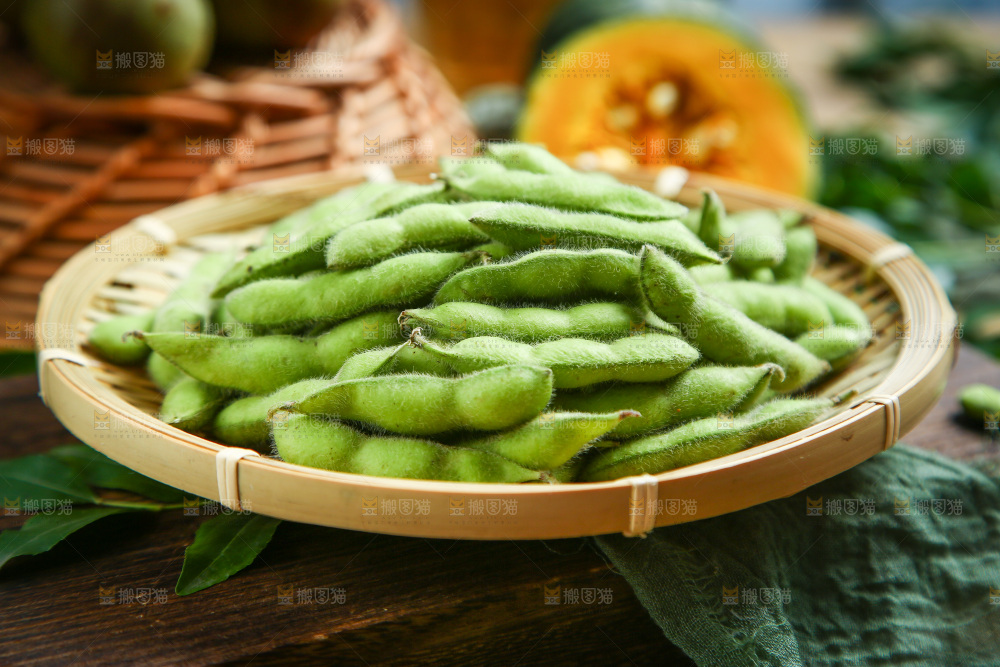 木上放着一盘毛豆
