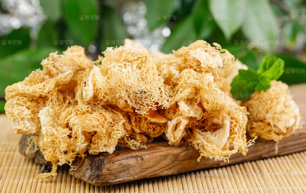 一盘干竹荪放在木底上