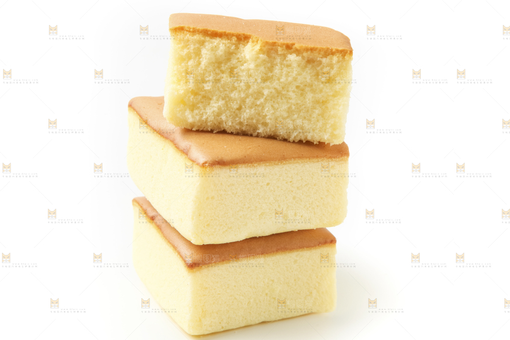 白底上放着小蛋糕