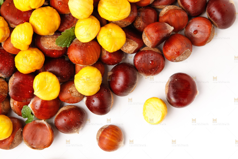 白底上的新鲜栗子