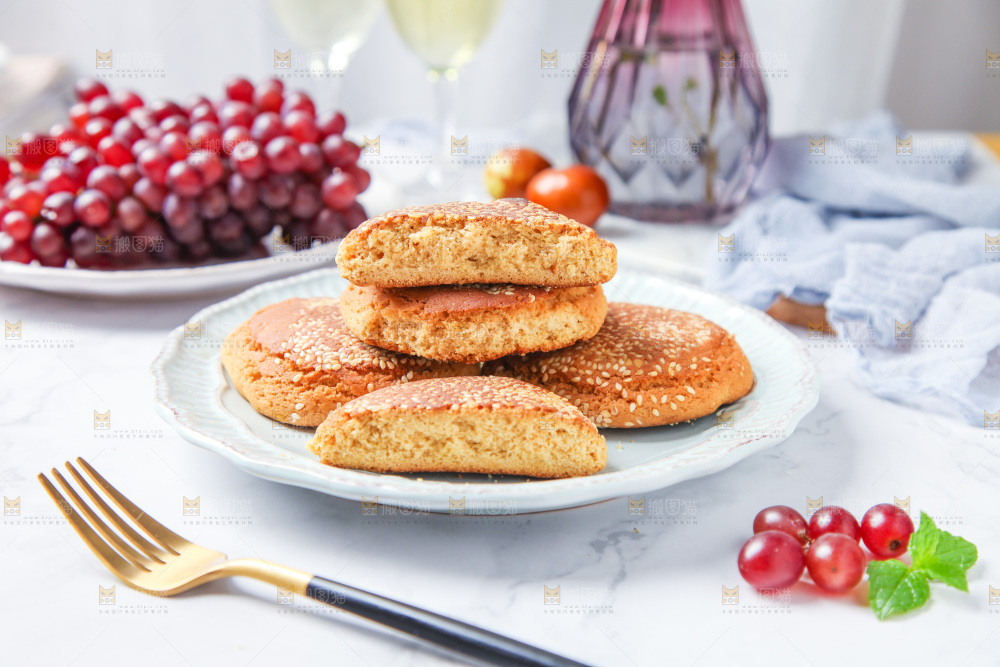 一盘芝麻酥饼放在浅底上