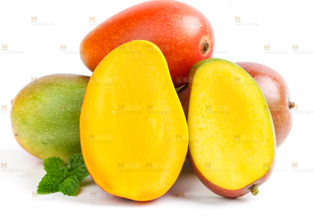 白底上放着切开的贵妃芒