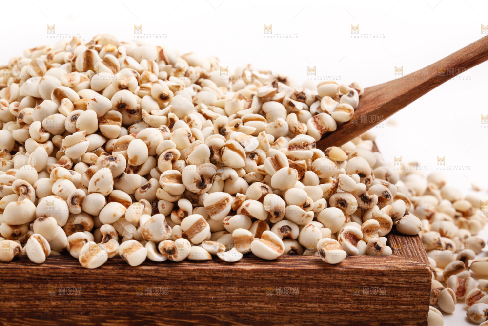 浅底上放着贵州薏米