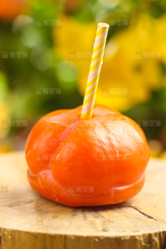 木板上放着易县磨盘柿