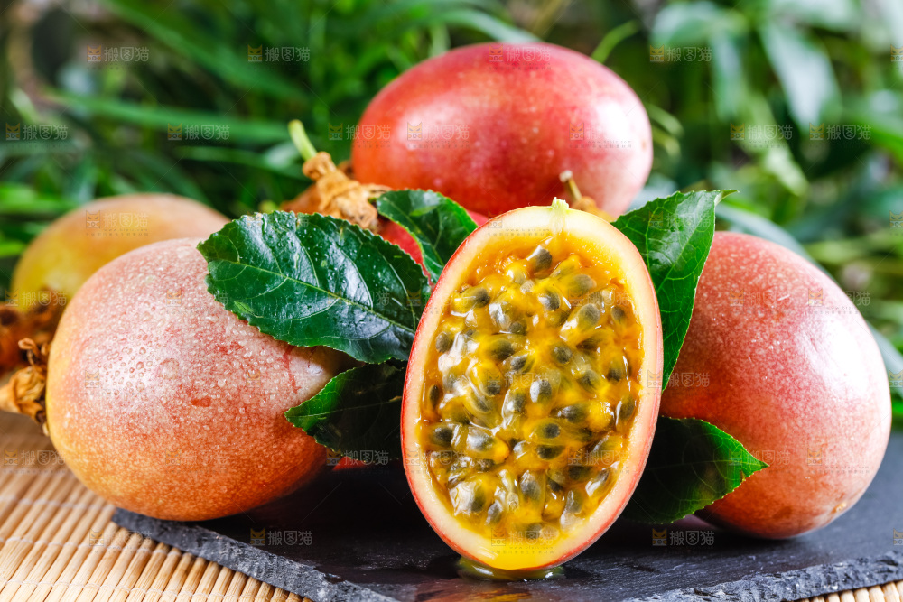 黑石板上放着新鲜百香果