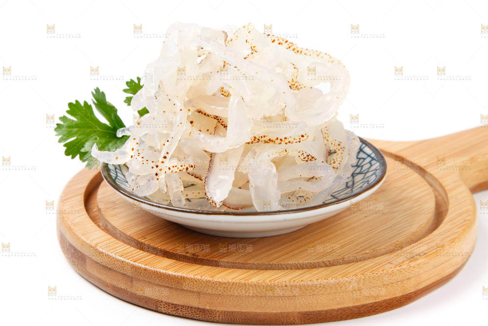 碗里装着海蜇丝