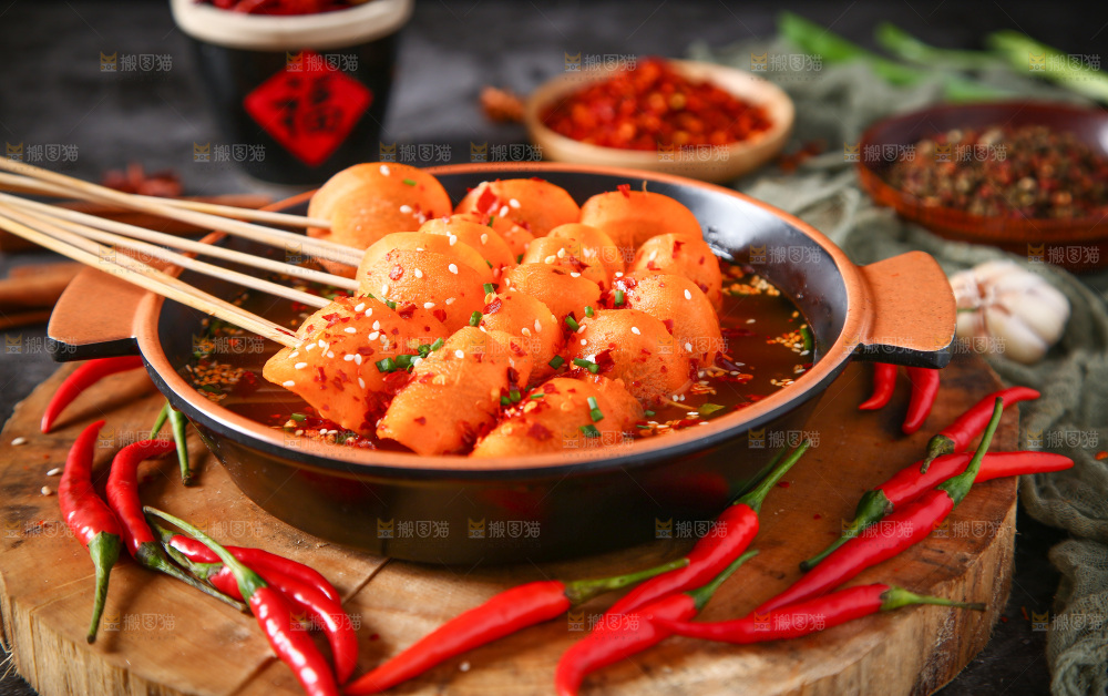 深底上放着一碗麻辣串