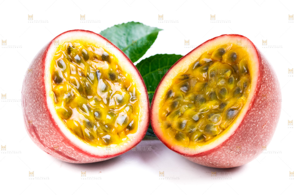 切开的广西百香果放在白底上