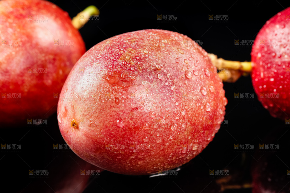 黑底上放着新鲜百香果