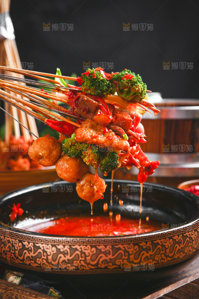 木底上放着一碗麻辣串
