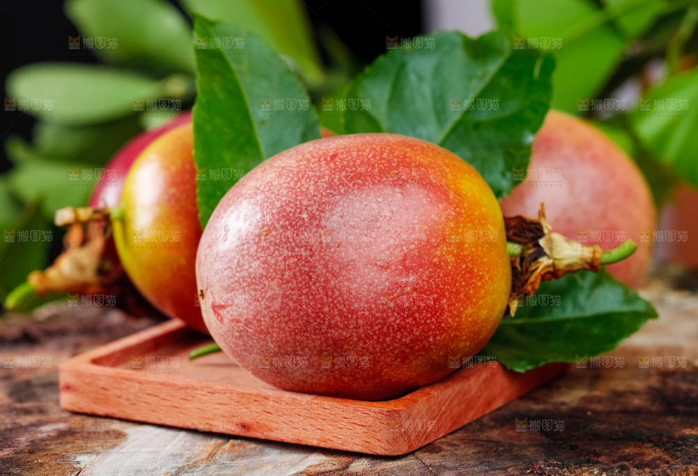 木底上放着广西百香果