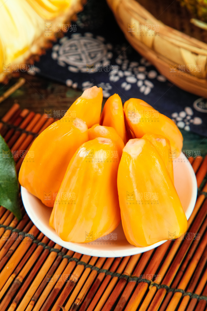 盘子里装红肉菠萝蜜