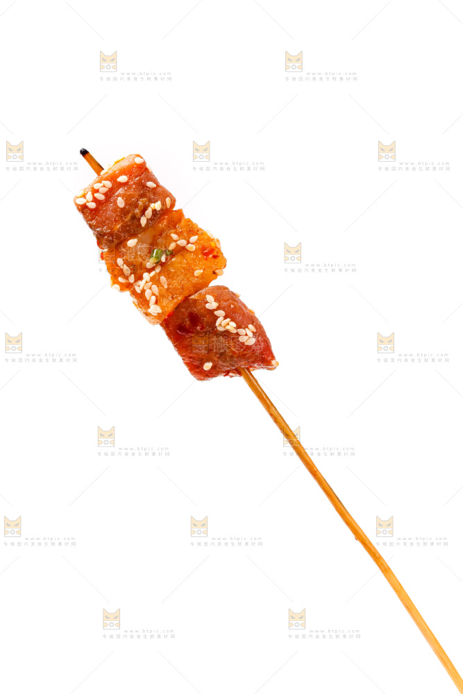 白底上的肉串