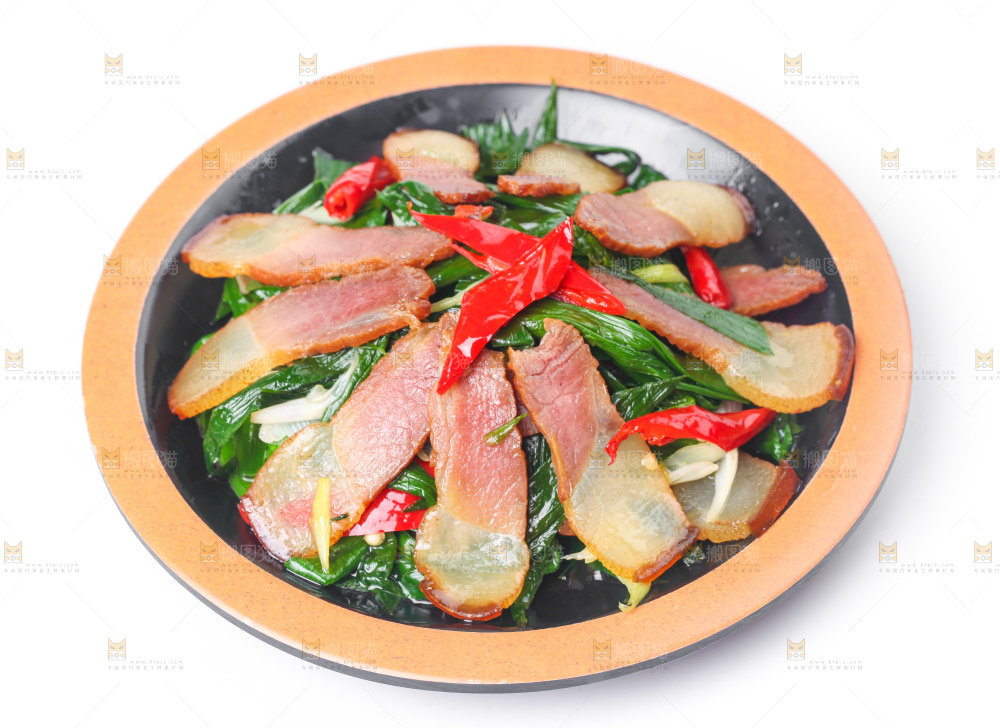 盘子里装着腊肉炒蒜苗