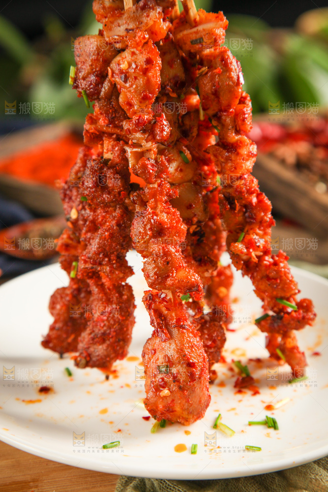 一盘肉串放在木底上