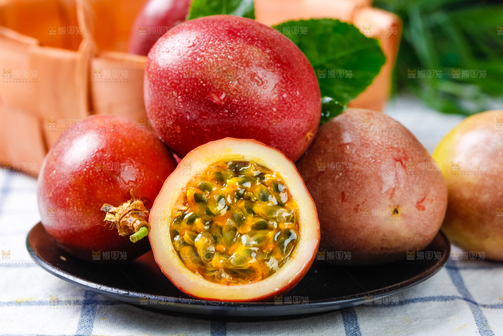 格子布上放着一盘新鲜百香果
