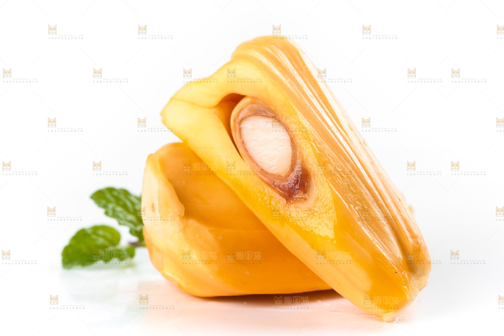 白底上摆放着红心菠萝蜜