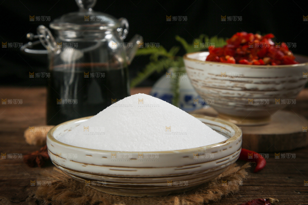 碟子里装着细盐