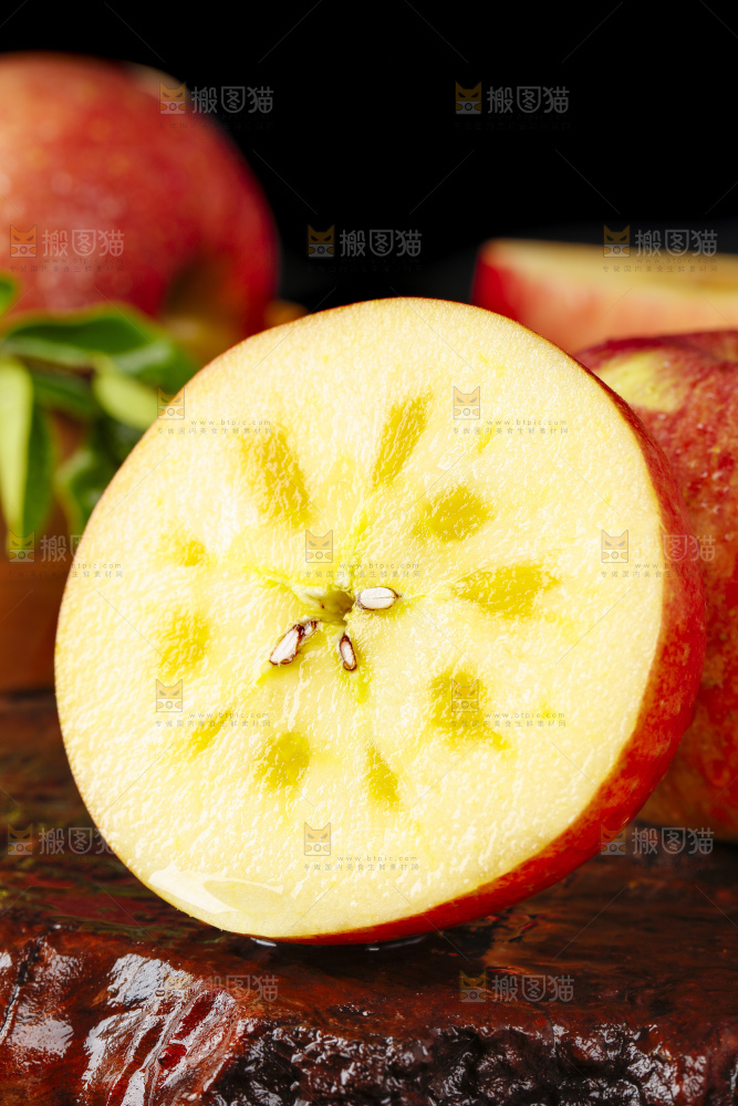 木板上放着云南昭通丑苹果