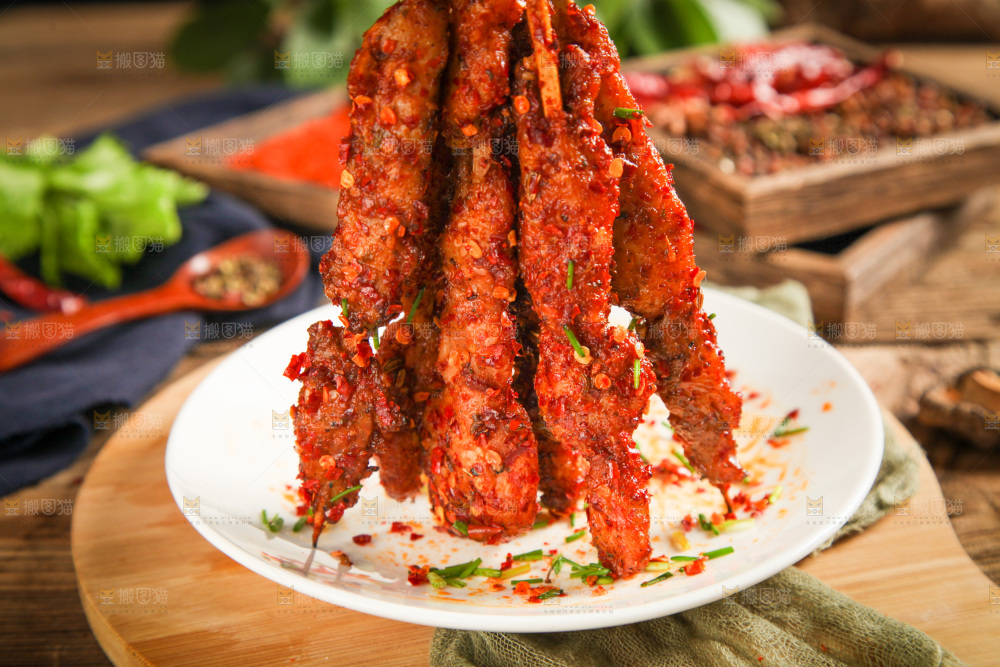 一盘肉串放在木底上