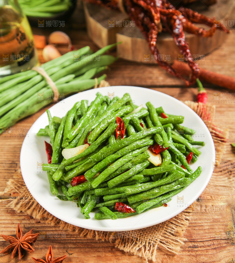 盘子里的豇豆炒辣椒