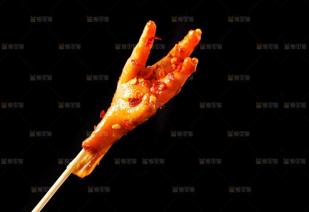 黑底上的鸡爪串