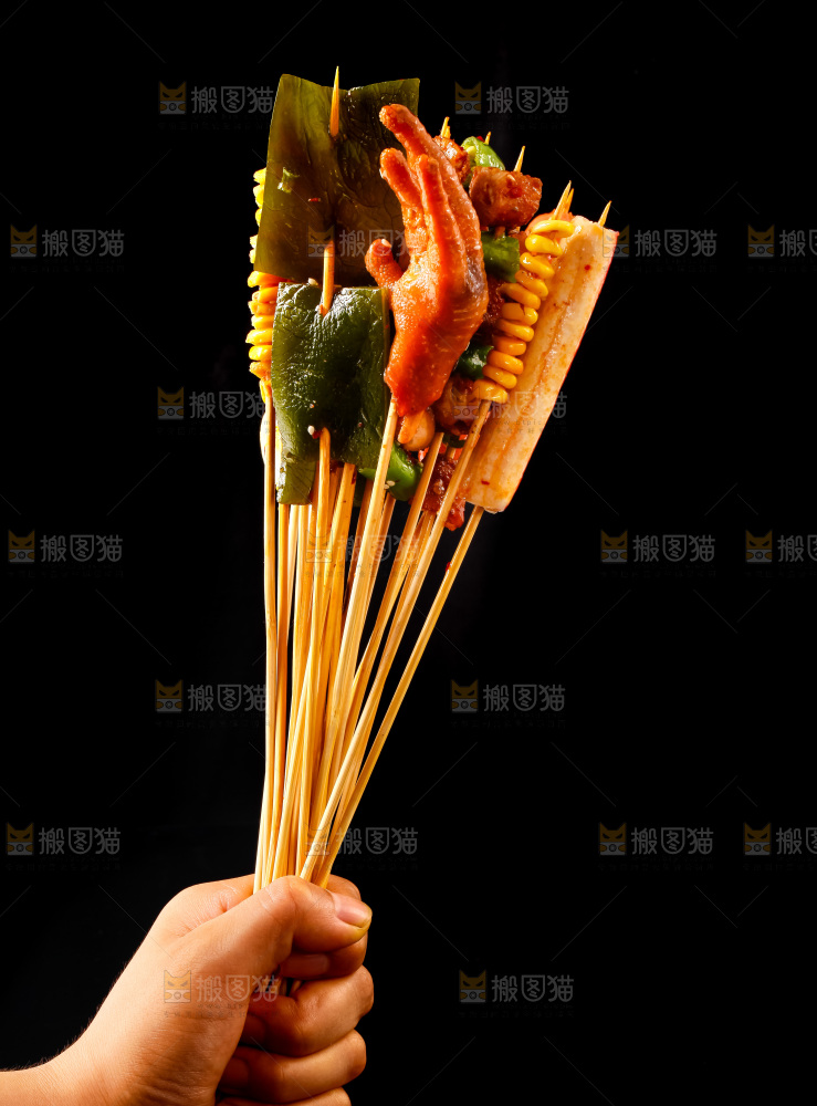 手拿钵钵鸡食材