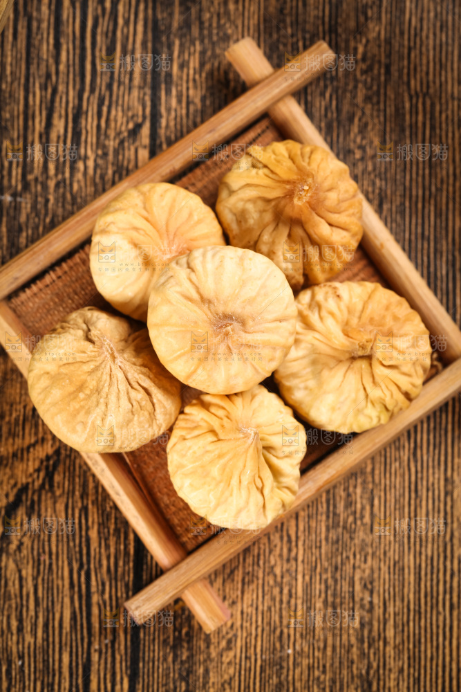 木板上的土耳其无花果干