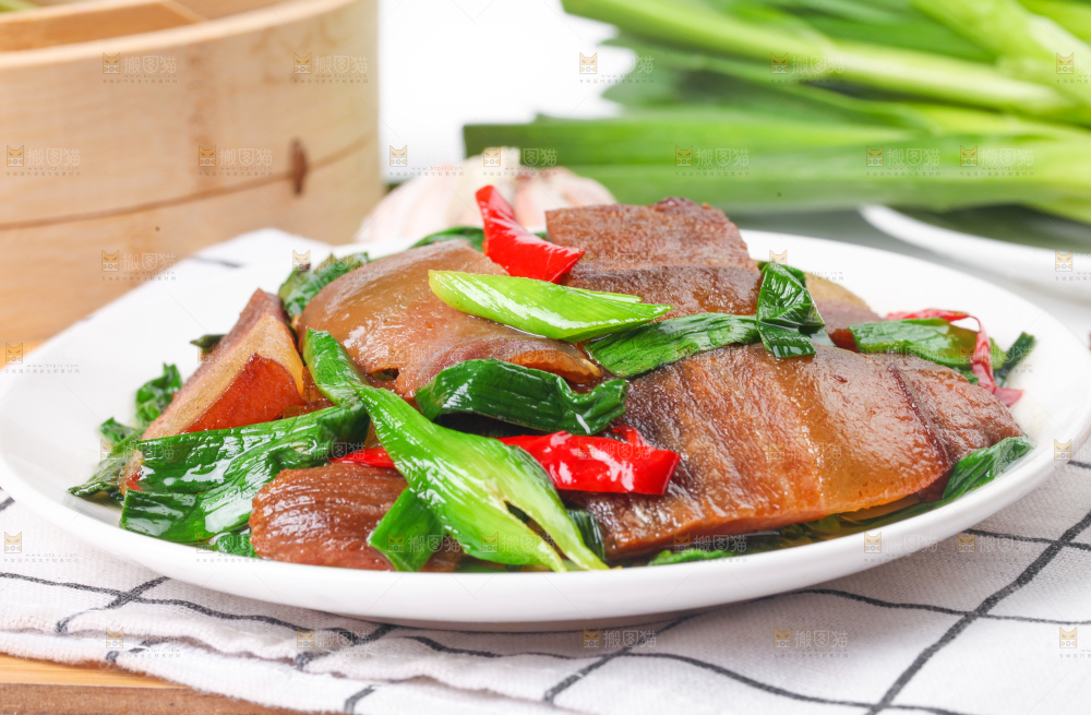 盘子里装着腊肉炒蒜苗