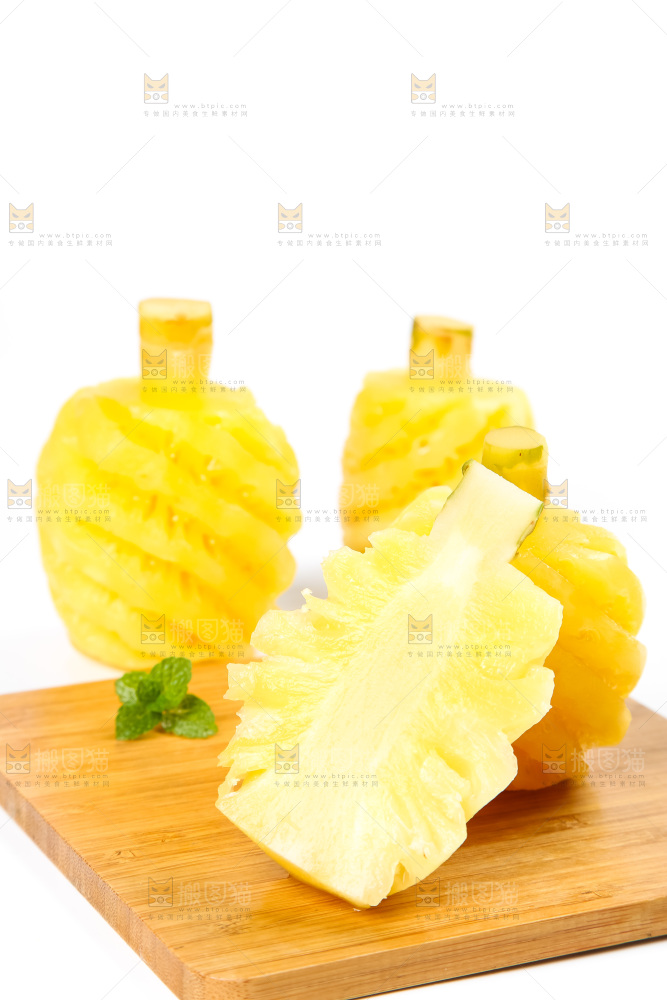 木板上的泰国去皮小菠萝