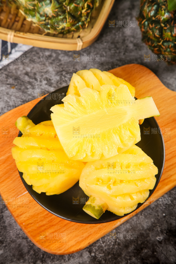 碟子里装着泰国削皮小菠萝