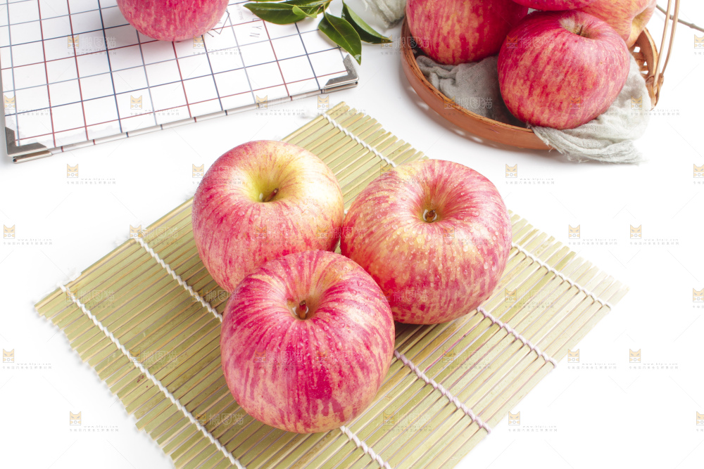 垫子上放着拉丝苹果