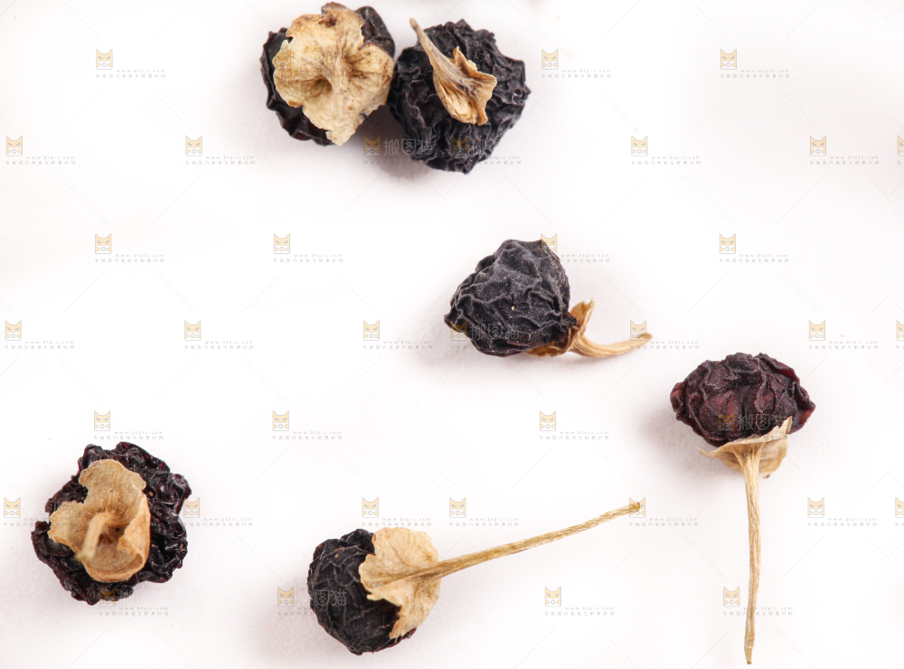 白底上放着枸杞子