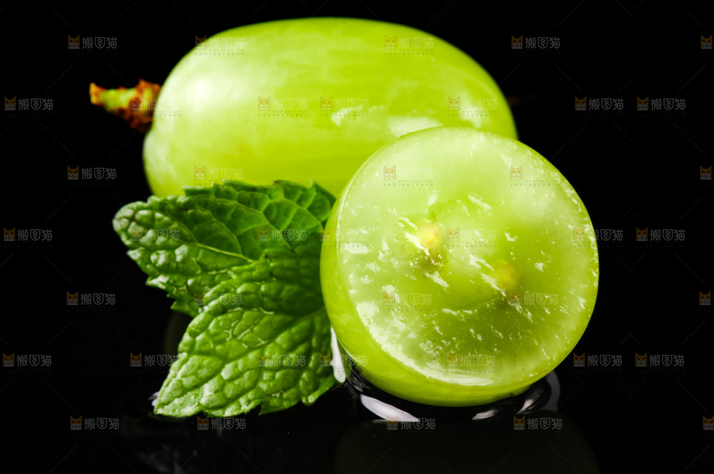 黑底上放着切开的新鲜青提