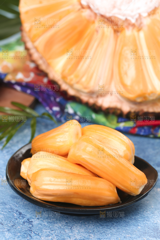 蓝底上放着泰国菠萝蜜