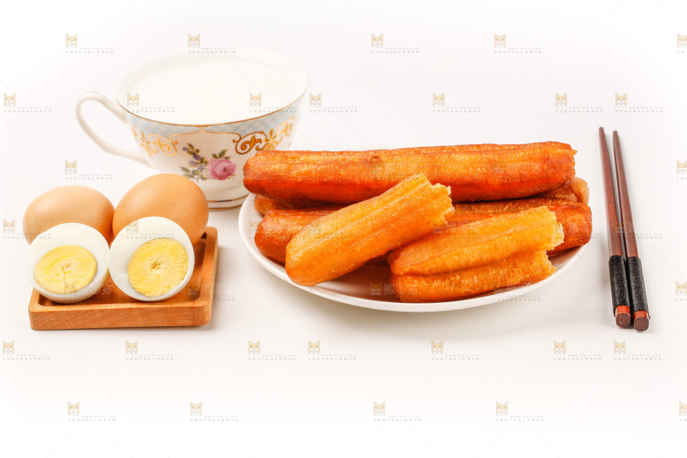 一盘鸡蛋油条放在白底上