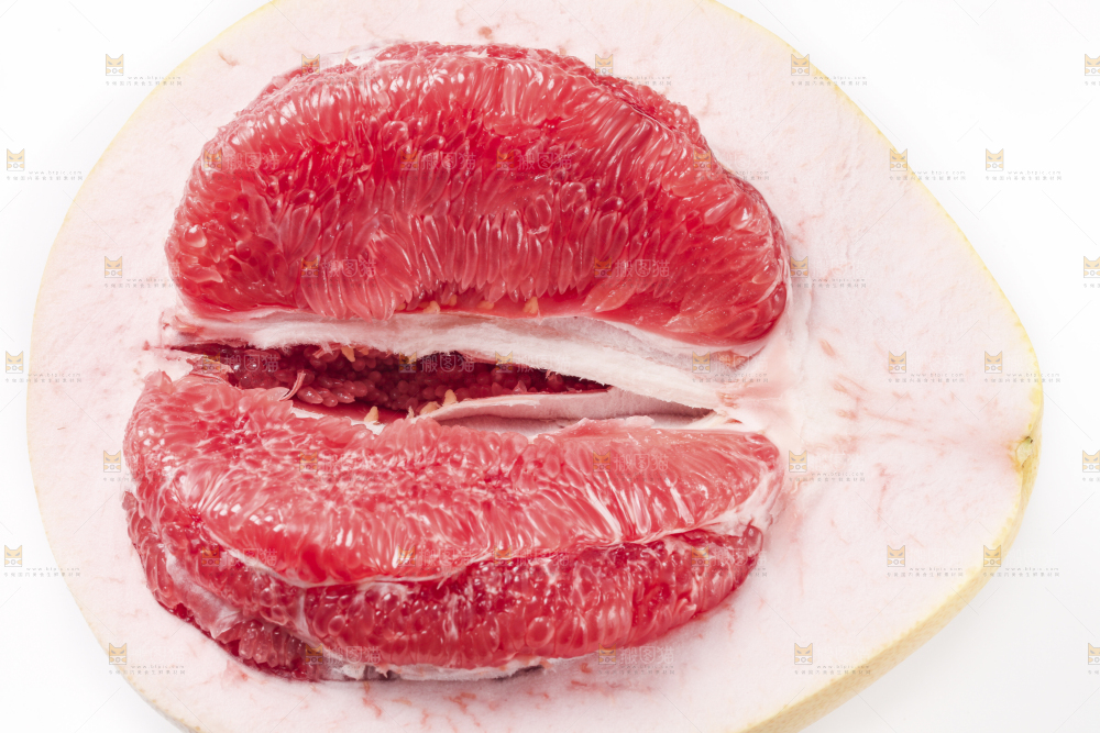 白底上放着红柚果肉