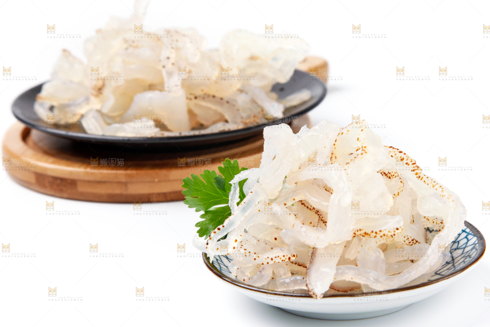碗里装着海蜇丝