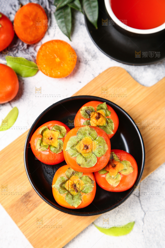 盘子里装着水晶柿子