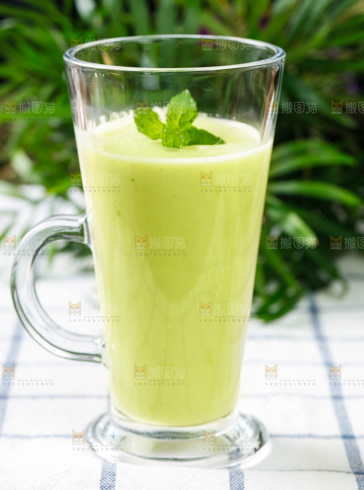 浅底上放着一杯牛油果果汁