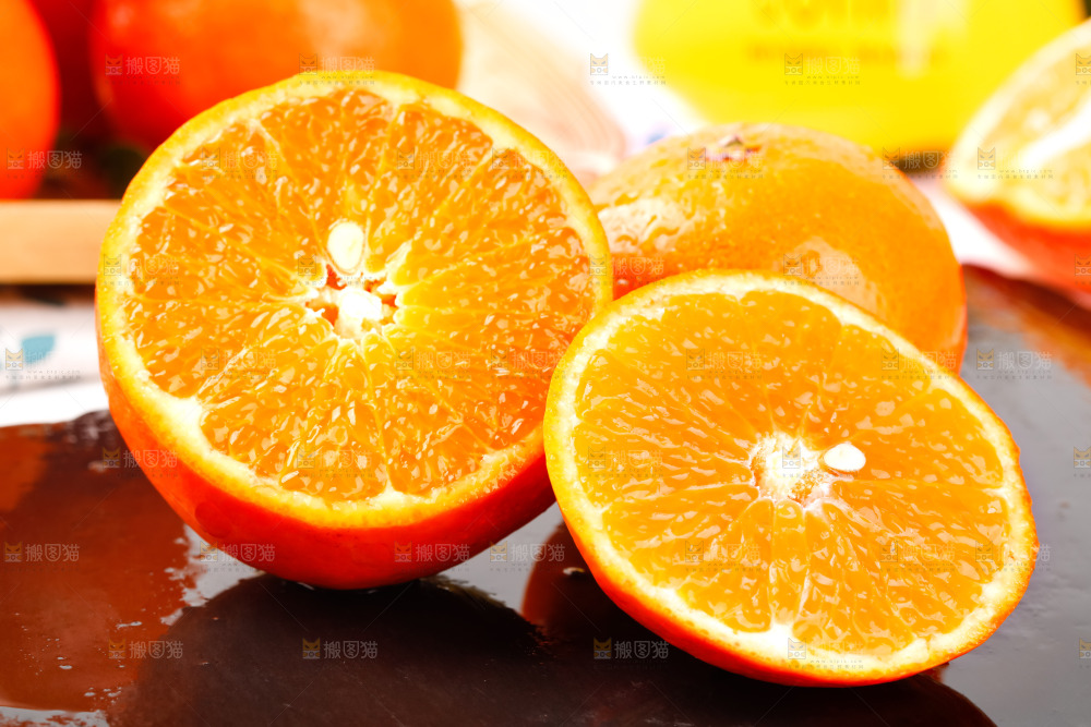 黑石板上的橘柑
