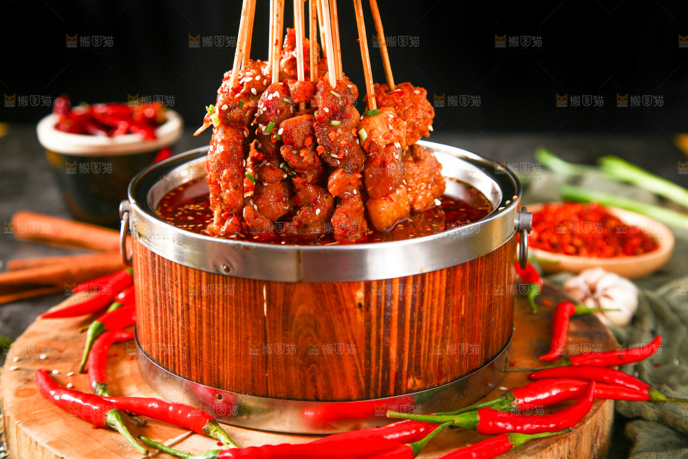木板上放着一碗钵钵鸡