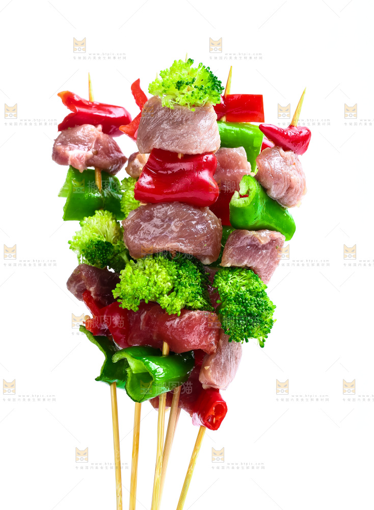 白底上的肉串