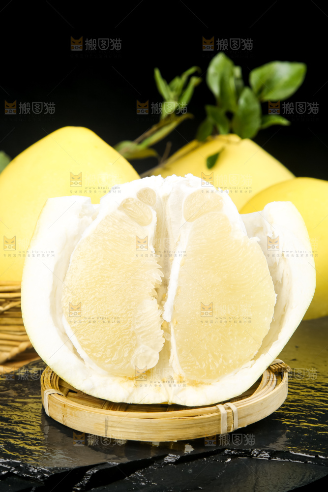 盘子里装着新鲜柚子