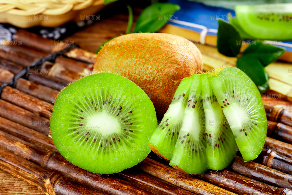 竹底上的陕西猕猴桃