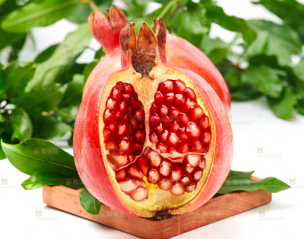 浅底上放着新鲜石榴