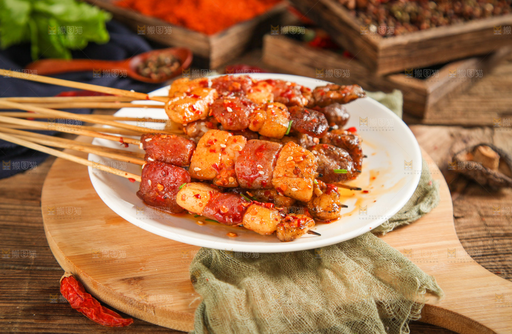 一盘肉串放在木底上