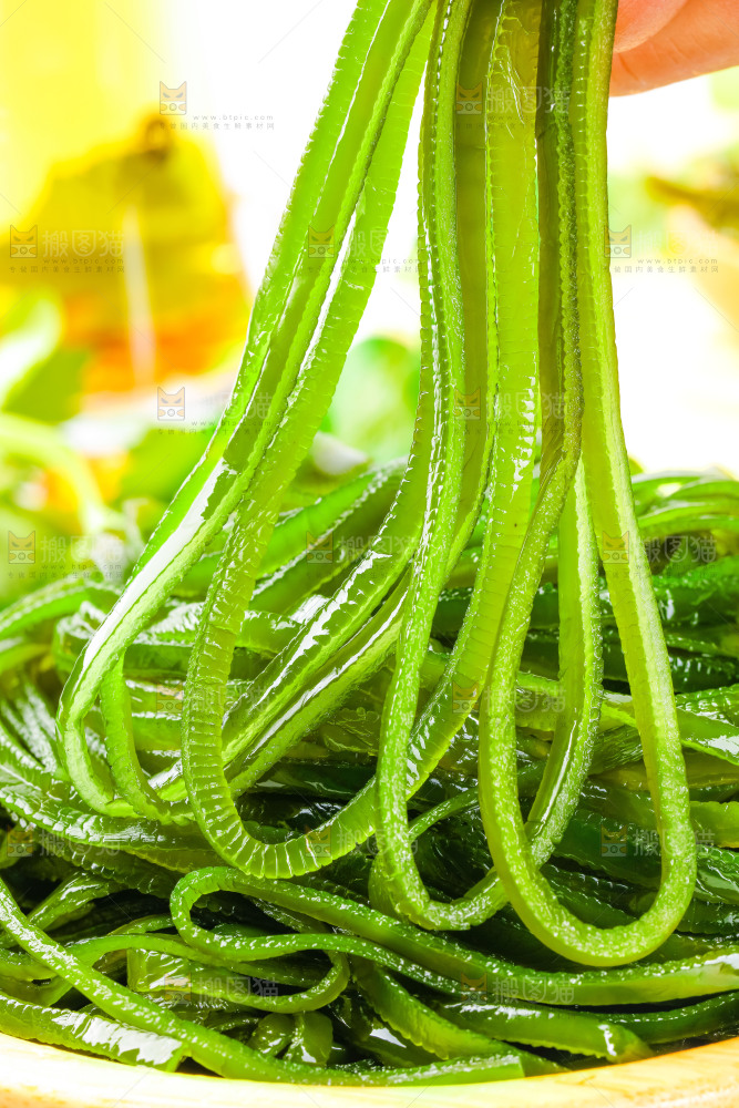 筷子上夹着海带