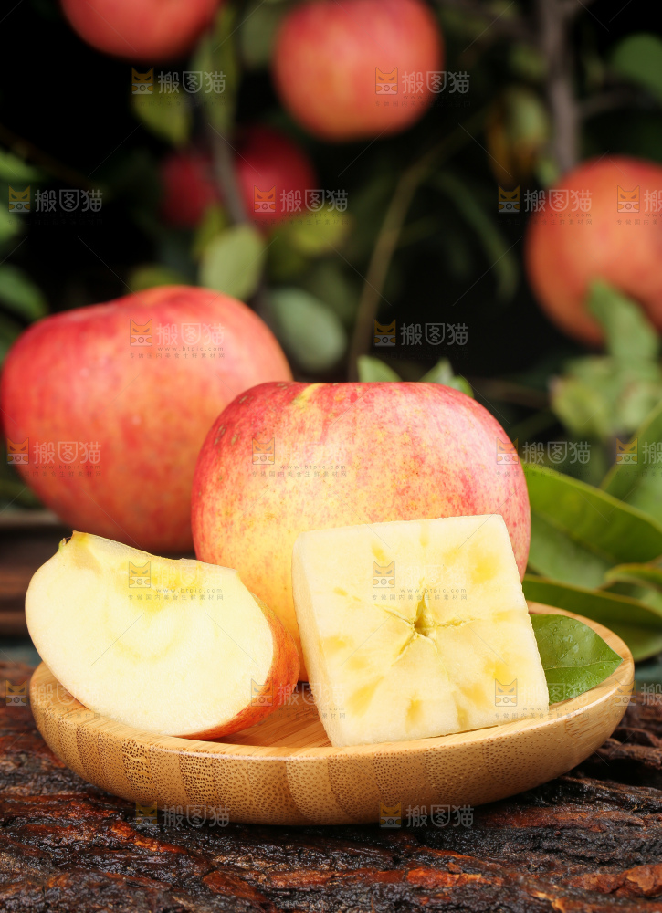 盘子里装着红苹果