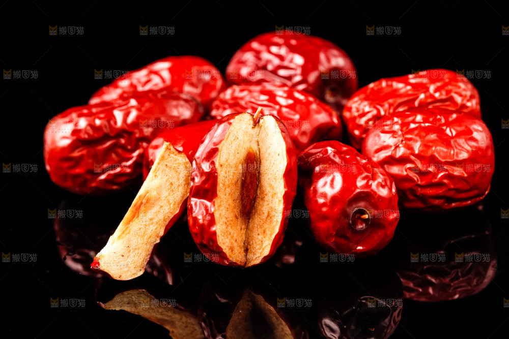 黑底上放着红枣